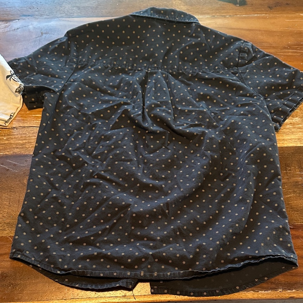 Bundle two button down shirts - Picture 12 of 12